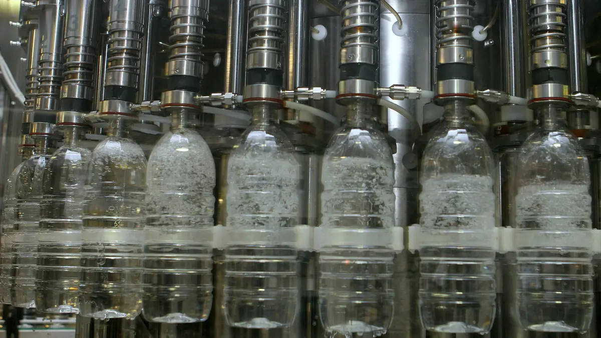Rotary filler filling clear PET water bottles